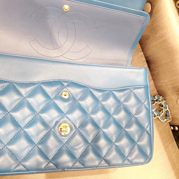 Chanel -- Classic Double Flap - Picture 14 of 16